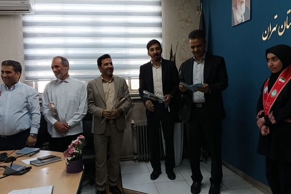 تجلیل دانش آموزان مدرسه هدی۱ از  مدیر ومعاونین آموزش و پرورش شهرستان قدس