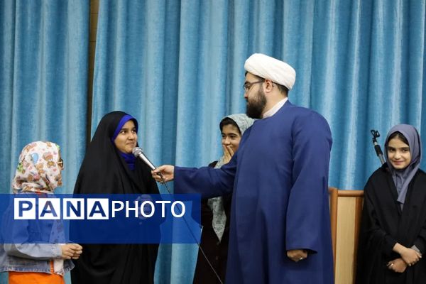 ضیافت افطاری جمعی از دانش‌آموزان با امام جمعه یزد 