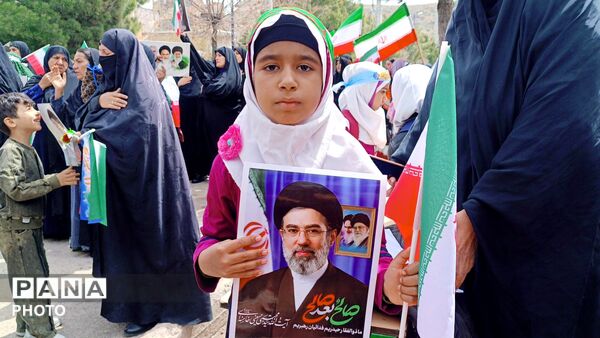 حضور دانش‌آموزان مارگونی در اربعین شهادت رهبر معظم انقلاب با نقاشی‌هایی از یاد ایشان
