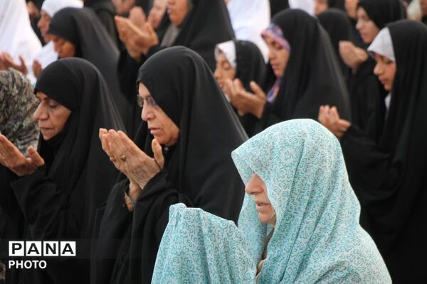 طنین نماز عید قربان در بقعه متبرک امامزاده شاه قطب‌الدین حیدر (ع) رودان