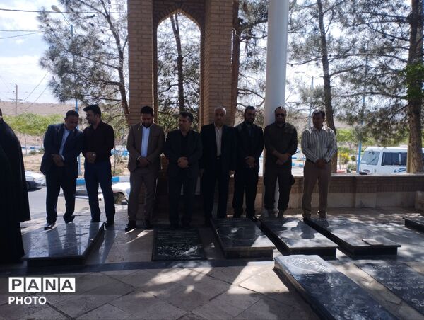 تجدید بیعت معلمان و مسئولین آموزش و پرورش پاکدشت در هفته معلم با شهدا