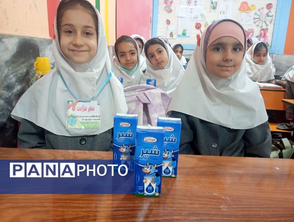 توزیع شیر در دبستان نرجس