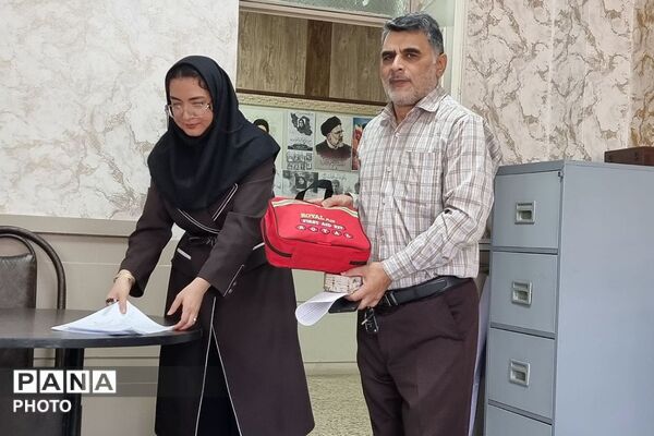 آماده‌سازی و تحویل کیف‌های کمک‌های اولیه به مدارس منطقه کهریزک