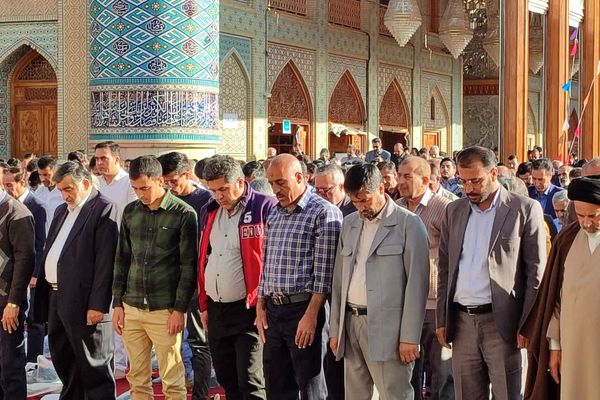 شکوه وحدت مردم شیراز در نماز عید فطر در حرم شاهچراغ(ع)