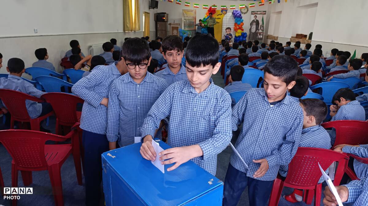 لبخند عاطفه بر لبان دانش‌آموزان میبدی