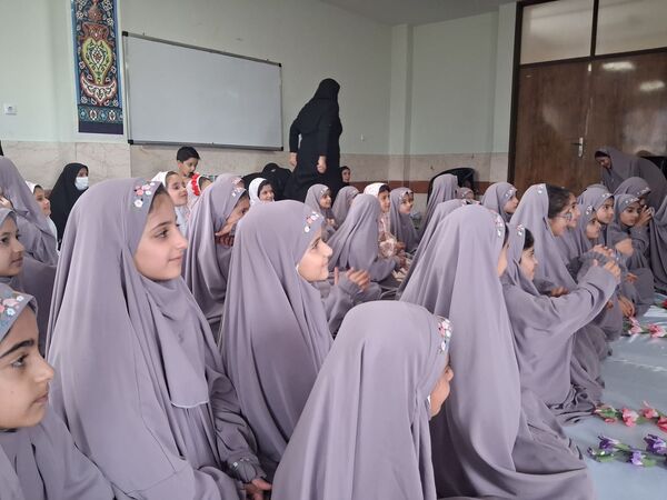 جشن تکلیف نمادی از عشق و علاقه در دبستان فاطمه‌الزهرا