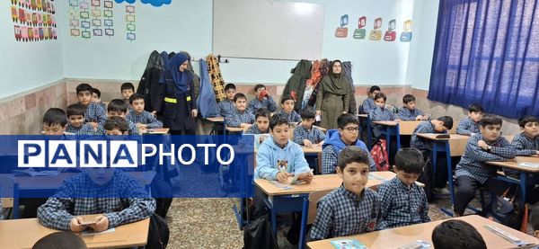 آموزش مصرف درست گاز همزمان با سرد شدن هوا در دبستان ملاصدرا در شهرستان قدس