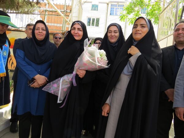 بازدید مشاور وزیر آموزش و پرورش در امور زنان از دست‌سازه‌های دانش‌آموزان دبیرستان 22 بجنورد