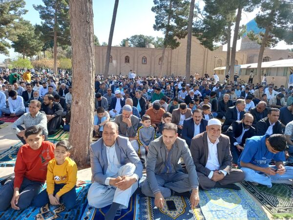 اقامه نماز عید فطر با حضور گسترده مردم اهل سنت تربت جام