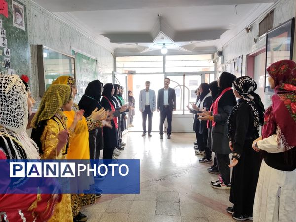 بازدید قطب کشوری مدیران از آموزشگاه شهدای معلم 2 همزمان با برپایی نمایشگاه علمی پژوهشی، انرژی های نوین، ادبیات و ریاضی