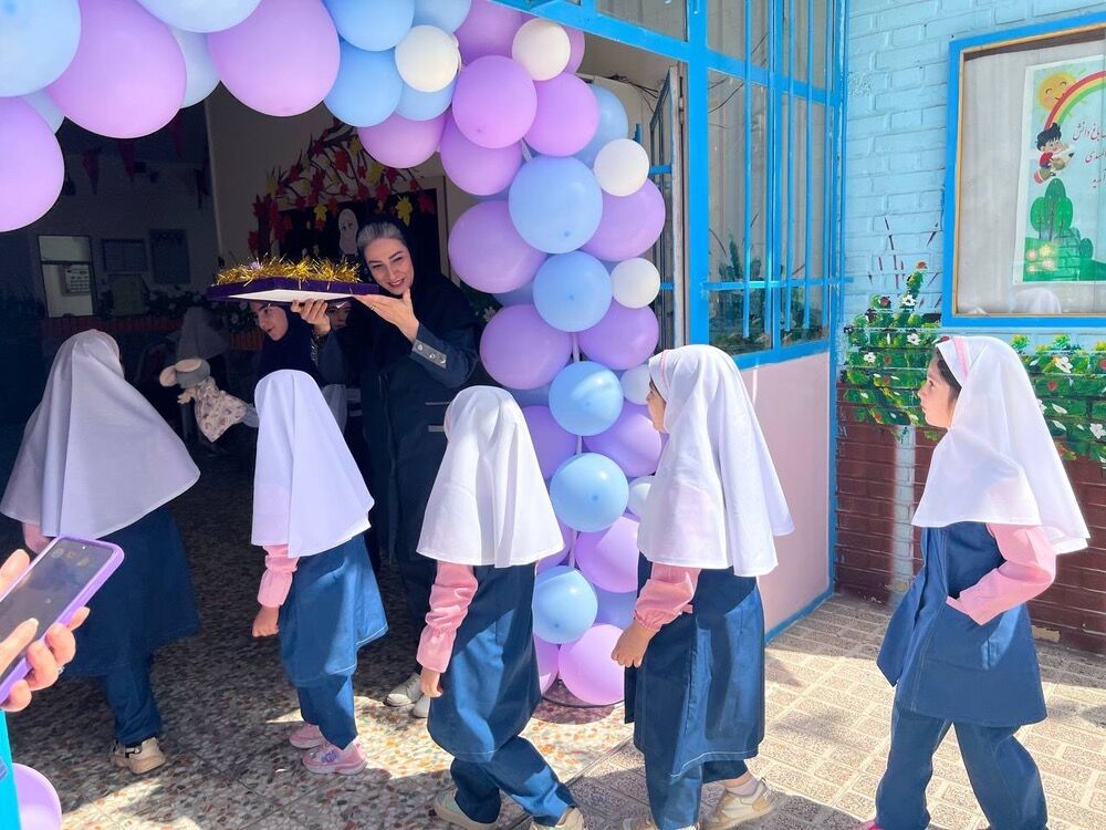 برگزاری جشن شکوفه‌ها در دبستان دخترانه المهدی ناحیه 2 کرج 