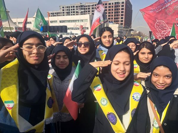 حضور دانش آموزان دبیرستان علی افشارنژاد در گردهمایی میدان شهدا و گلبانک انقلاب