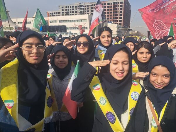 حضور دانش آموزان دبیرستان علی افشارنژاد در گردهمایی میدان شهدا و گلبانک انقلاب