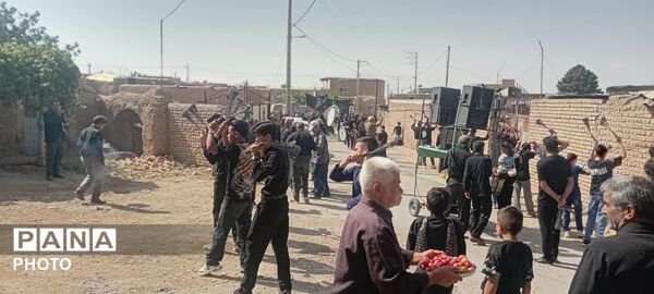 حرکت دسته های عزاداری در روستای فرشه
