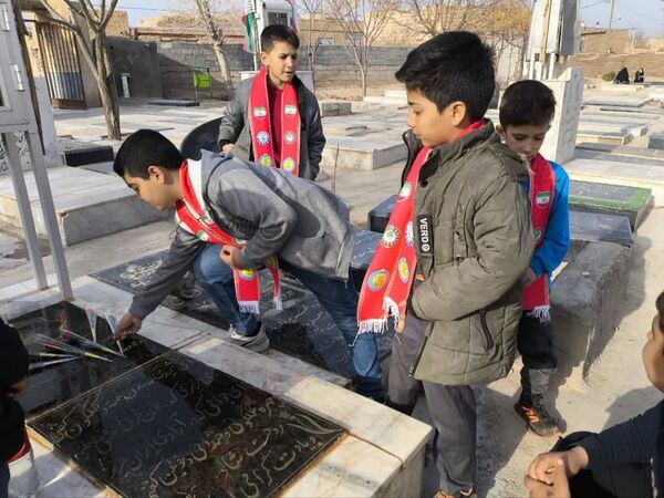 غبارروبی مزار شهدا توسط دانش‌آموزان دبستان شهید پسندیده فدافن