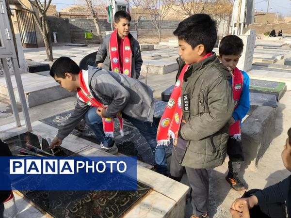غبارروبی مزار شهدا توسط دانش‌آموزان دبستان شهید پسندیده فدافن