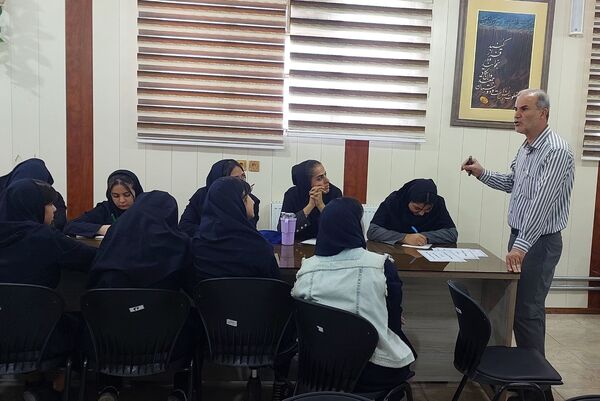 کارگاه آموزشی پیشگیری از آسیب‌های اجتماعی در دبیرستان دستغیب ناحیه 3 شیراز