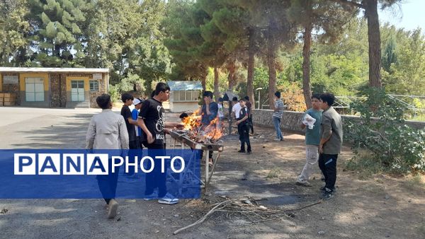 خودکفایی در آشپزی؛ دانش‌آموزان جوجه را از زغال تا سفره رساندند
