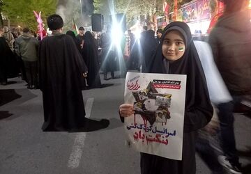 هم‌نوایی دستانی کوچک با رهبر شهید و شهدای مدرسه میناب 