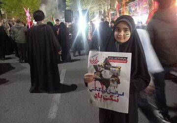 هم‌نوایی دستانی کوچک با رهبر شهید و شهدای مدرسه میناب 