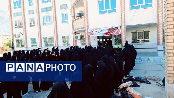 مراسم تجلیل از پرسنل زحمتکش  نیروی‌انتظامی در دبیرستان حضرت‌زینب(س) شهرستان لنده 