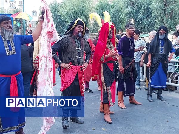 استقبال عزاداران حسینی از کاروان نمادین اسرای کربلا در قم