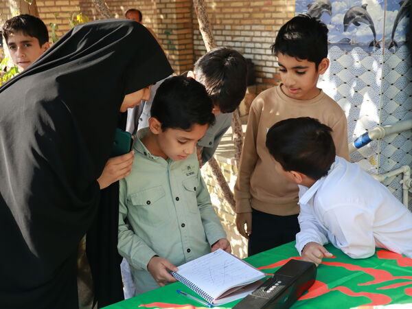 طنین زنگ استکبارستیزی در آموزشگاه سید حسن میرمحمدی میبد 