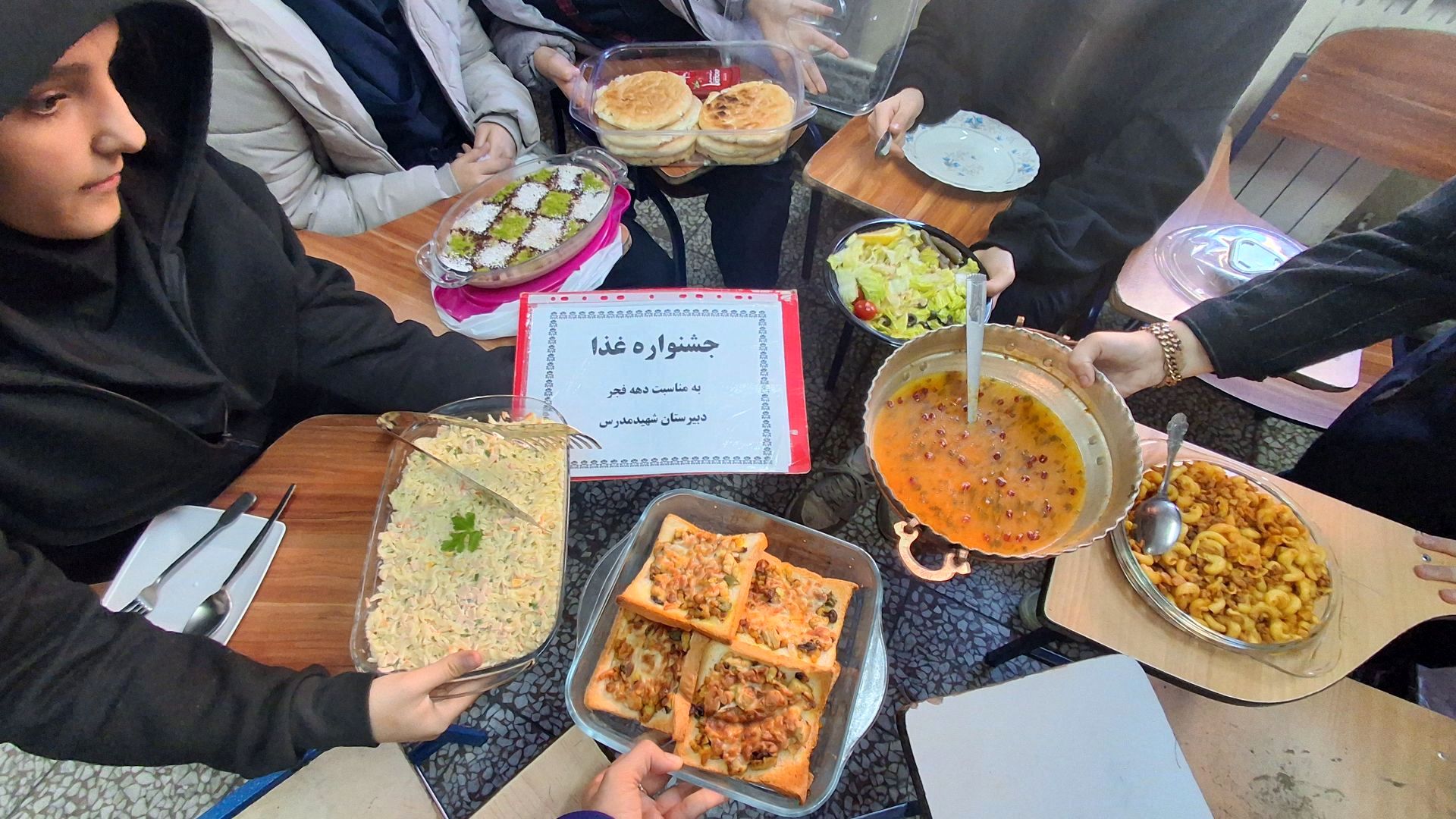 جشنواره غذا دهه فجر در مدرسه مدرس تبریز 