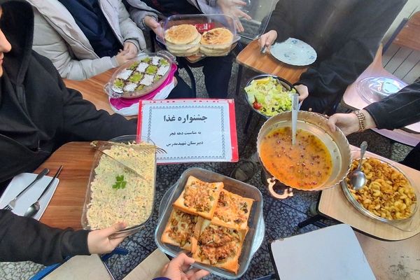 جشنواره غذا دهه فجر در مدرسه مدرس تبریز 