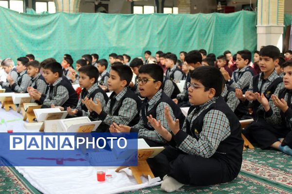محفل انس با قرآن با حضور دانش‌آموزان سمنانی