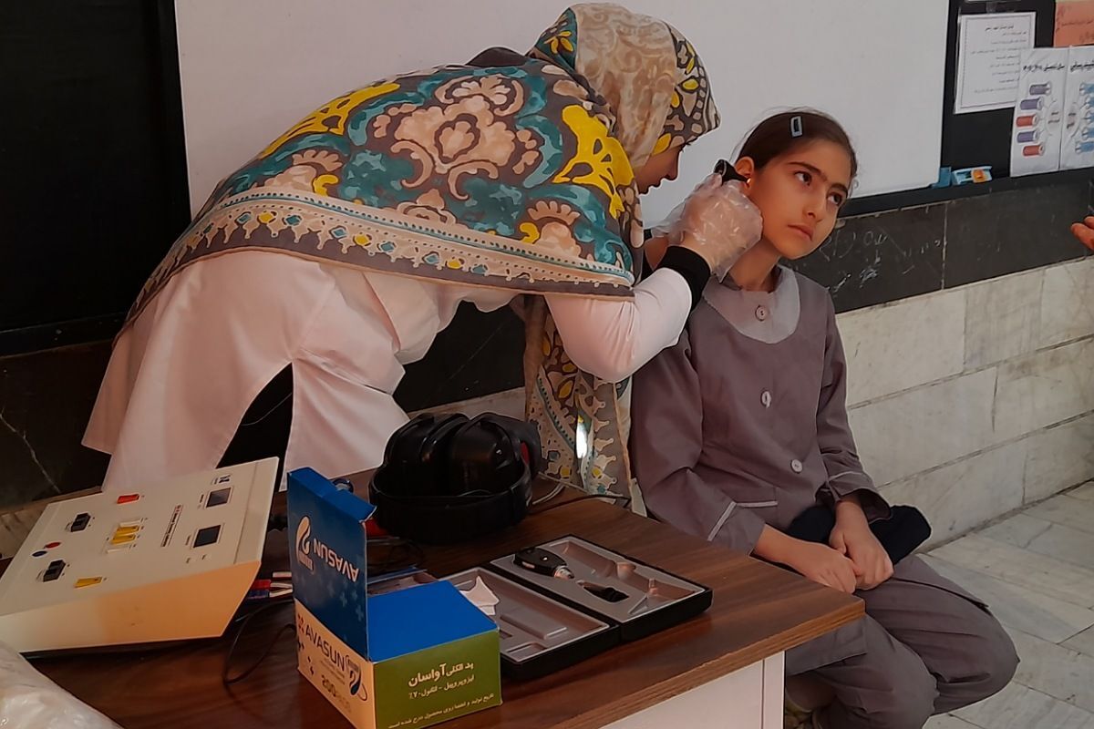 حضور پزشکان خیریه امام حسن عسگری برای غربالگری دانش آموزان دبستان میرشفیعی ها امری جهادی