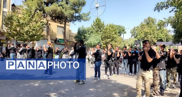 عزاداری ظهر  عاشورا در خیابان‌های شهر نیشابور 