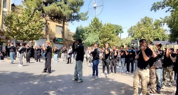 عزاداری ظهر  عاشورا در خیابان‌های شهر نیشابور 