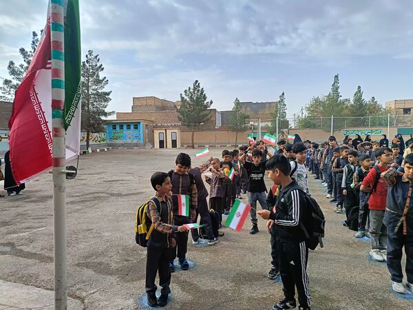 آغاز بازگشایی مدارس و شور و حال دانش آموزان دبستان شهید پسندیده فدافن در نخستین روز پاییز