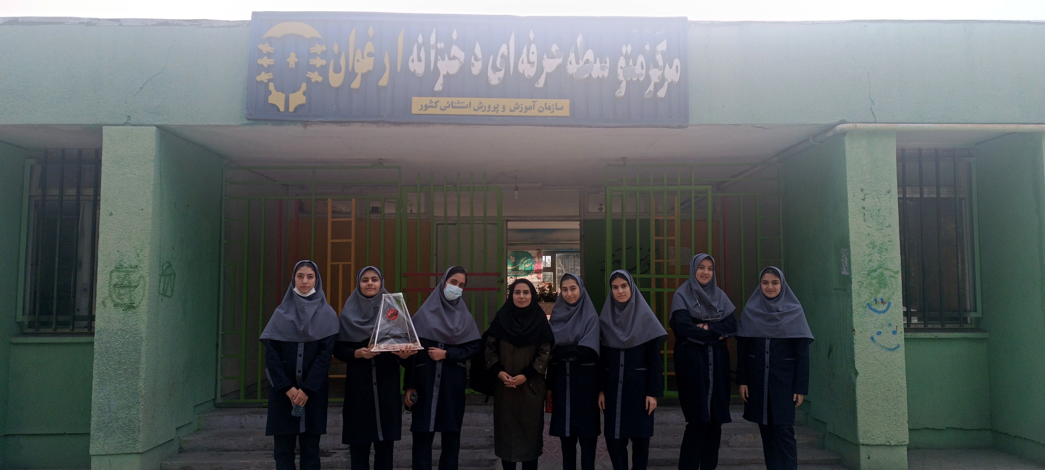 بازدید همیار مشاوران دبیرستان شاهد نرجس فولادشهر از دبیرستان استثنایی ارغوان
