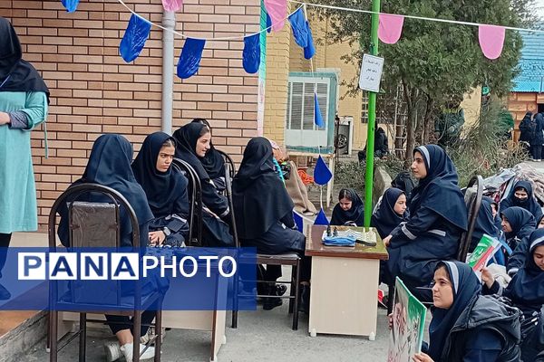  مراسم به مناسبت ۲۲ بهمن ماه در مدرسه شهید زهره‌وند، شهرستان قرچک