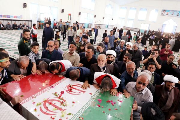 استقبال باشکوه مردم لنده از شهدای گمنام