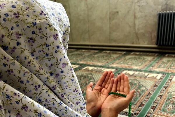 تصویر بندگی دانش‌آموزان در ماه خدا