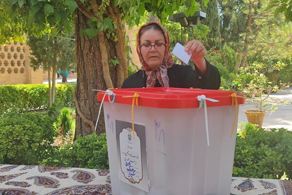حضور پرشور مردم شیرازدرشعبه اخذ رأی حافظیه 