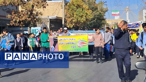 راهپیمایی بزرگ ۱۳ آبان در شازند؛ حضور گسترده مردم و دانش‌آموزان در حمایت از آرمان‌های انقلاب