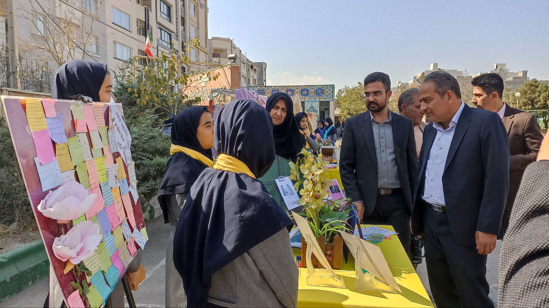 نمایشگاه پیمان مهر در دبیرستان آرمیتا مصلی نژاد