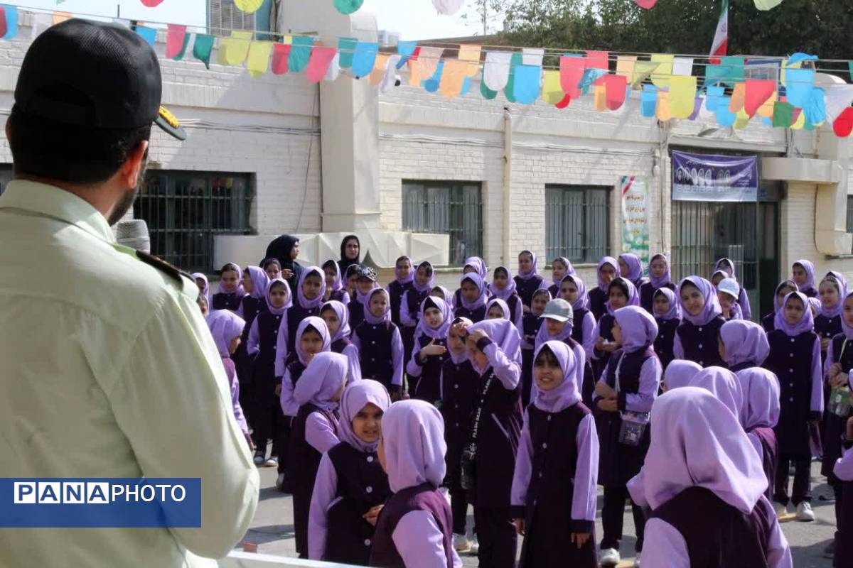 حضور پلیس در دبستان فاطمه‌الزهرا برای آموزش پیشگیری از آسیب‌های اجتماعی