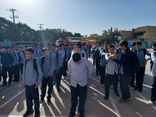 آموزش عملی اطفای حریق در دبیرستان نمونه مرحوم طاووسی خلیل آباد