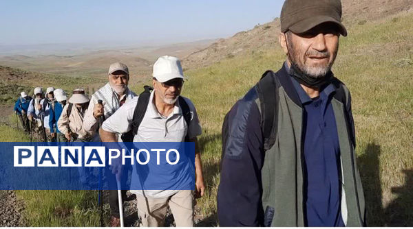 کوه‌پیمایی پیشکسوتان قم در آستانه سالگرد ارتحال حضرت امام(ره)