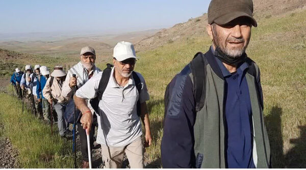 کوه‌پیمایی پیشکسوتان قم در آستانه سالگرد ارتحال حضرت امام(ره)