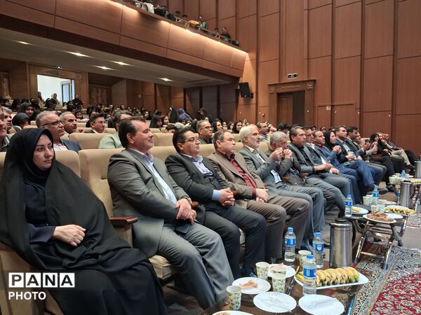 تجلیل از برگزیدگان استانی پژوهش سراها