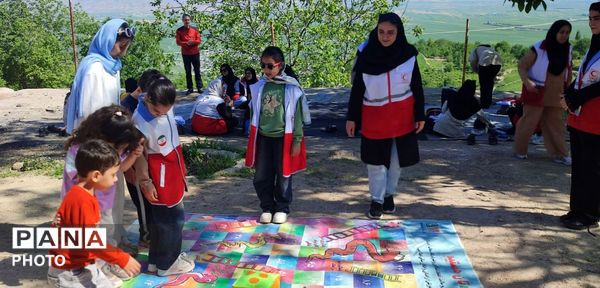 پیاده‌روی اعضای هلال احمر در روستای کشانک