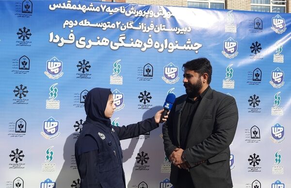 اولین نمایشگاه ماها در دبیرستان فرزانگان ۲ دوره دوم ناحیه ۷ مشهد