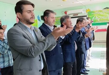 اقامه نماز جماعت در دبستان شهید طمراس رحیمی شیراز