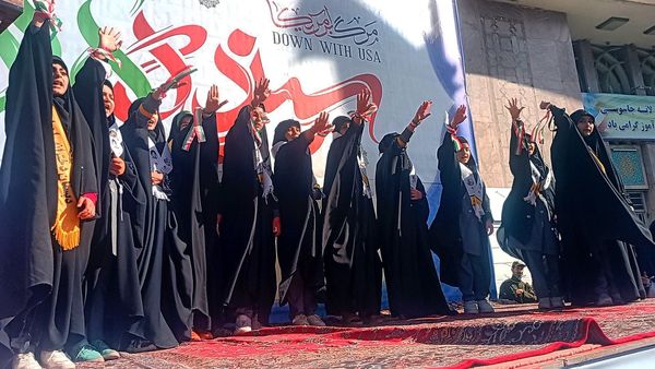 حضور پررنگ پیشتازان، جلوه‌ای از نشاط و بصیرت دانش‌آموزی در سیزده آبان